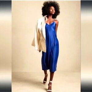 Banana republic factory SATIN MIDI SLIP DRESS
NWT
SIZE SMALL